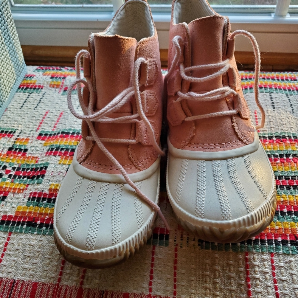 Sorel out 'n about boots pink and cream 7.5 nwot